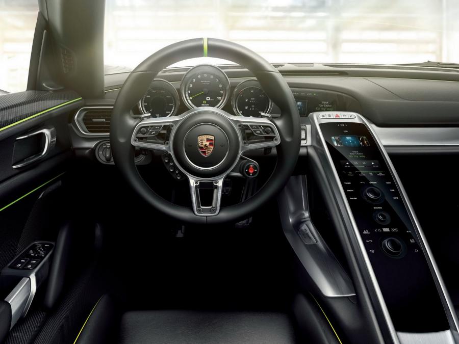 Панель приборов Porsche 918 Spyder 2014 года  (фото 38 из 111)
